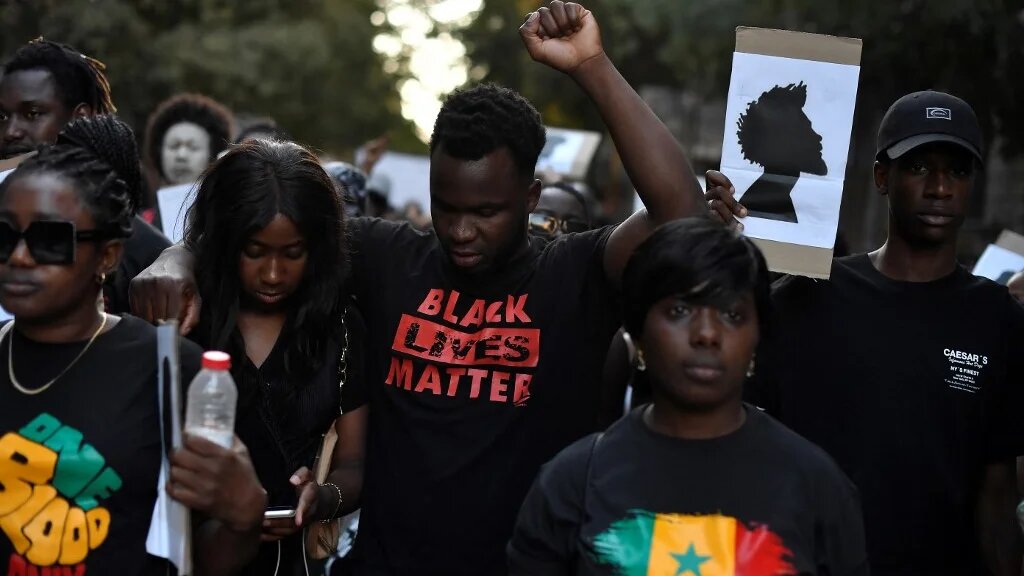 Un manifestant vêtu d’un maillot « Black lives matter » lors d’une manifestation antiraciste à Barcelone le 1er juillet 2022 (AFP/Paul Barrena)