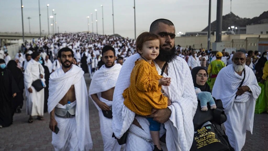 Des pèlerins musulmans traversent la vallée de Mina, près de La Mecque, dans l’ouest de l’Arabie saoudite, pour accomplir le rituel de la lapidation de Satan, qui marque le début de l’Aïd al-Adha, le 9 juillet 2022 (AFP)