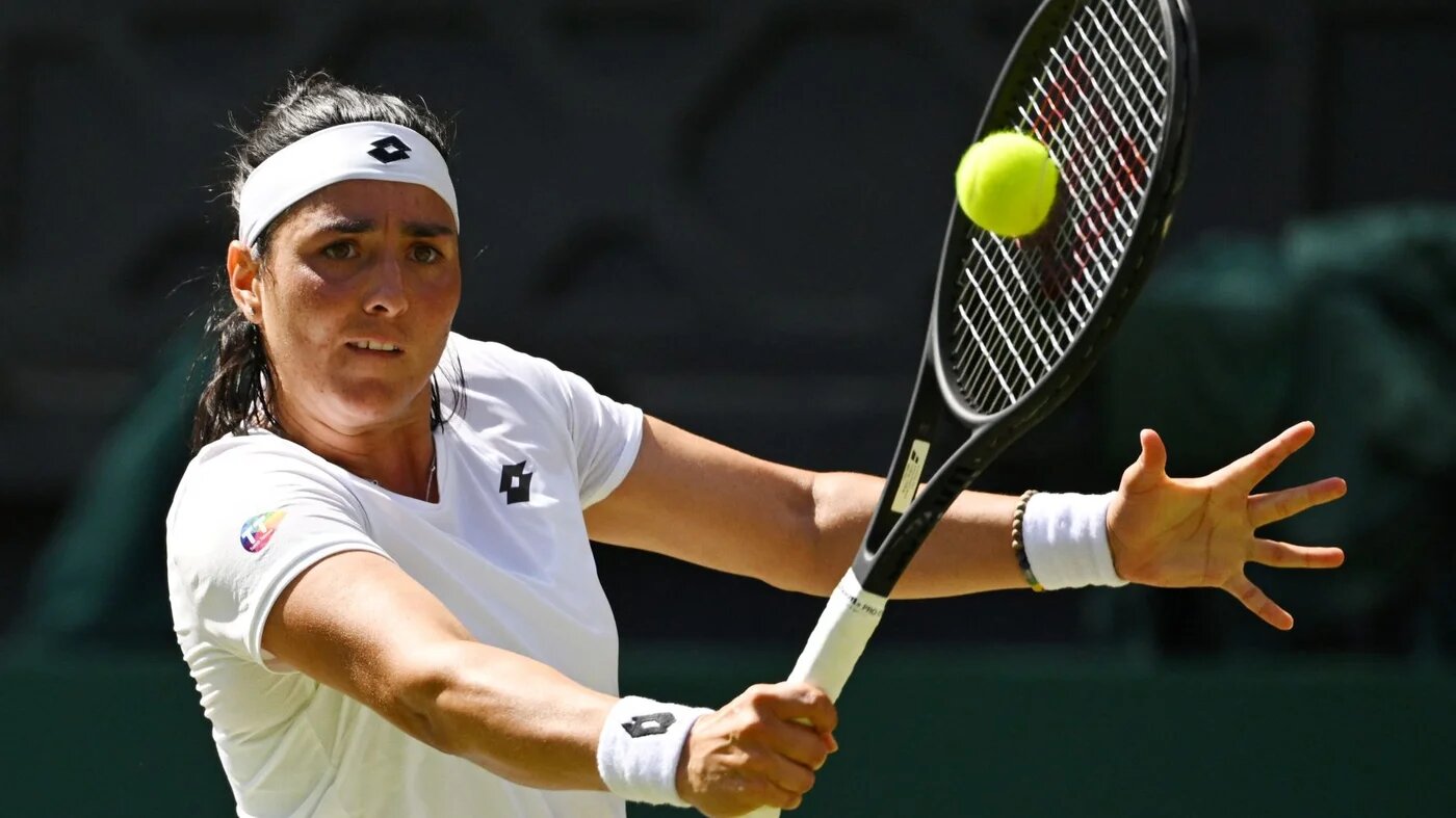 La tenniswoman tunisienne Ons Jabeur retourne le service de son adversaire, la Kazakhstanaise Elena Rybakina, en finale du tournoi simple dames de Wimbledon, le 9 juillet 2022 à Londres (AFP)