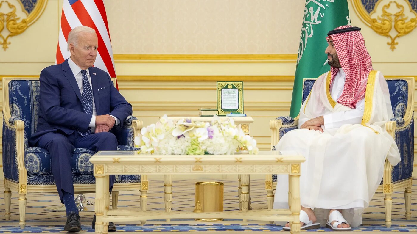 Le prince héritier saoudien Mohammed ben Salmane rencontre le président américain Joe Biden au palais al-Salam, dans la ville portuaire de Djeddah bordant la mer Rouge, le 15 juillet 2022 (AFP)