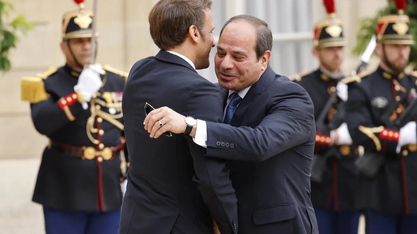 Le président français Emmanuel Macron donne l’accolade à son homologue égyptien Abdel Fattah al-Sissi (à droite) à son arrivée au palais de l’Elysée, le 22 juillet 2022 à Paris (AFP)