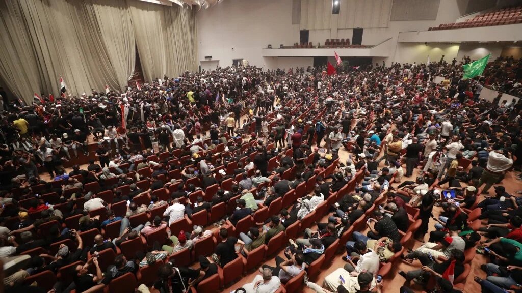 Les partisans du religieux chiite Moqtada al-Sadr, protestant contre la nomination d’un bloc rival au poste de Premier ministre, se sont rassemblés à l’intérieur du parlement irakien (AFP/Ahmad Al-Rubaye)
