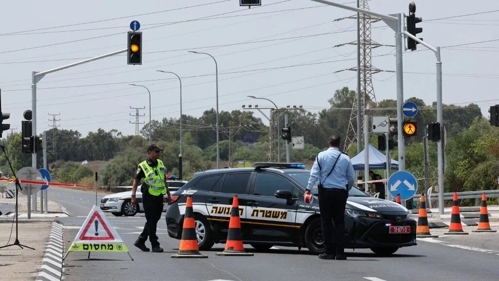 Israeli police deploy in a checkpoint in the southern Israeli kibbutz of Karmia on 5 August 2022 (AFP)