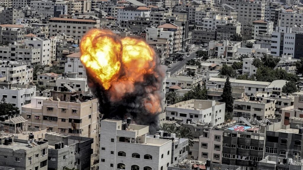 Une boule de feu éclate à la suite d’une frappe aérienne israélienne sur un bâtiment de la ville de Gaza le 6 août 2022 (AFP/Ashraf Amra)
