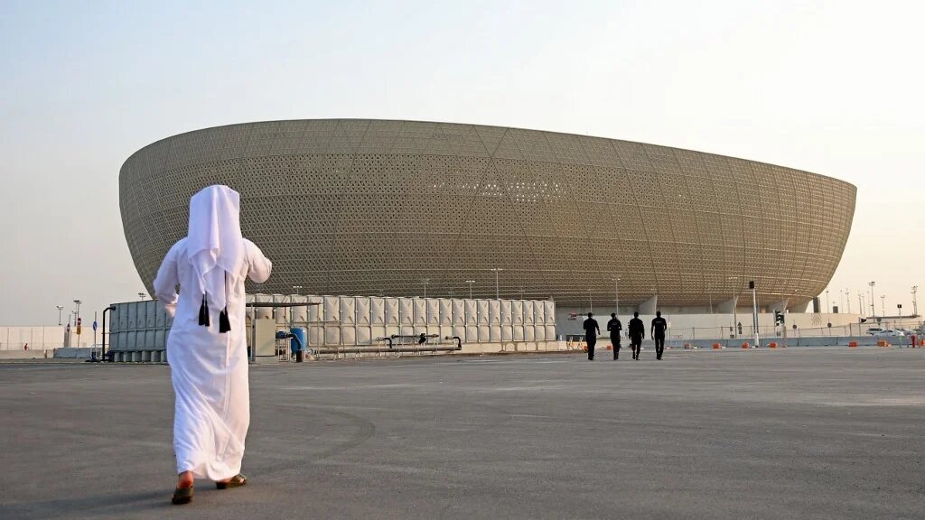 Vue d’ensemble du Lusail Iconic Stadium, l’enceinte de 80 000 places qui accueillera la finale de la Coupe du monde de football en décembre, à la périphérie de Doha, capitale du Qatar, le 11 août 2022 (AFP)