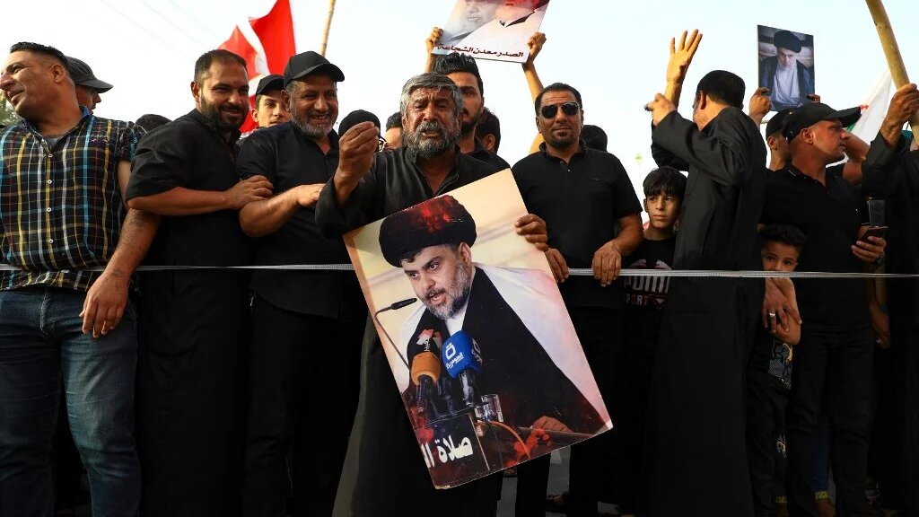 Le 12 aout, des partisans du religieux chiite Moqtada al-Sadr protestent à Nasiriyah contre la nomination d’un faction chiite rivale pour le poste de Premier ministre (AFP/Asad Niazi)