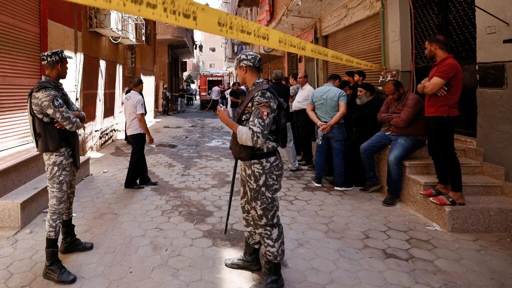  La police égyptienne se positionne devant l’église située dans le quartier densément peuplé d’Imbaba à l’ouest du Nil, qui fait partie du gouvernorat de Gizeh, le 14 août 2022 (AFP/Khaled Desouki)