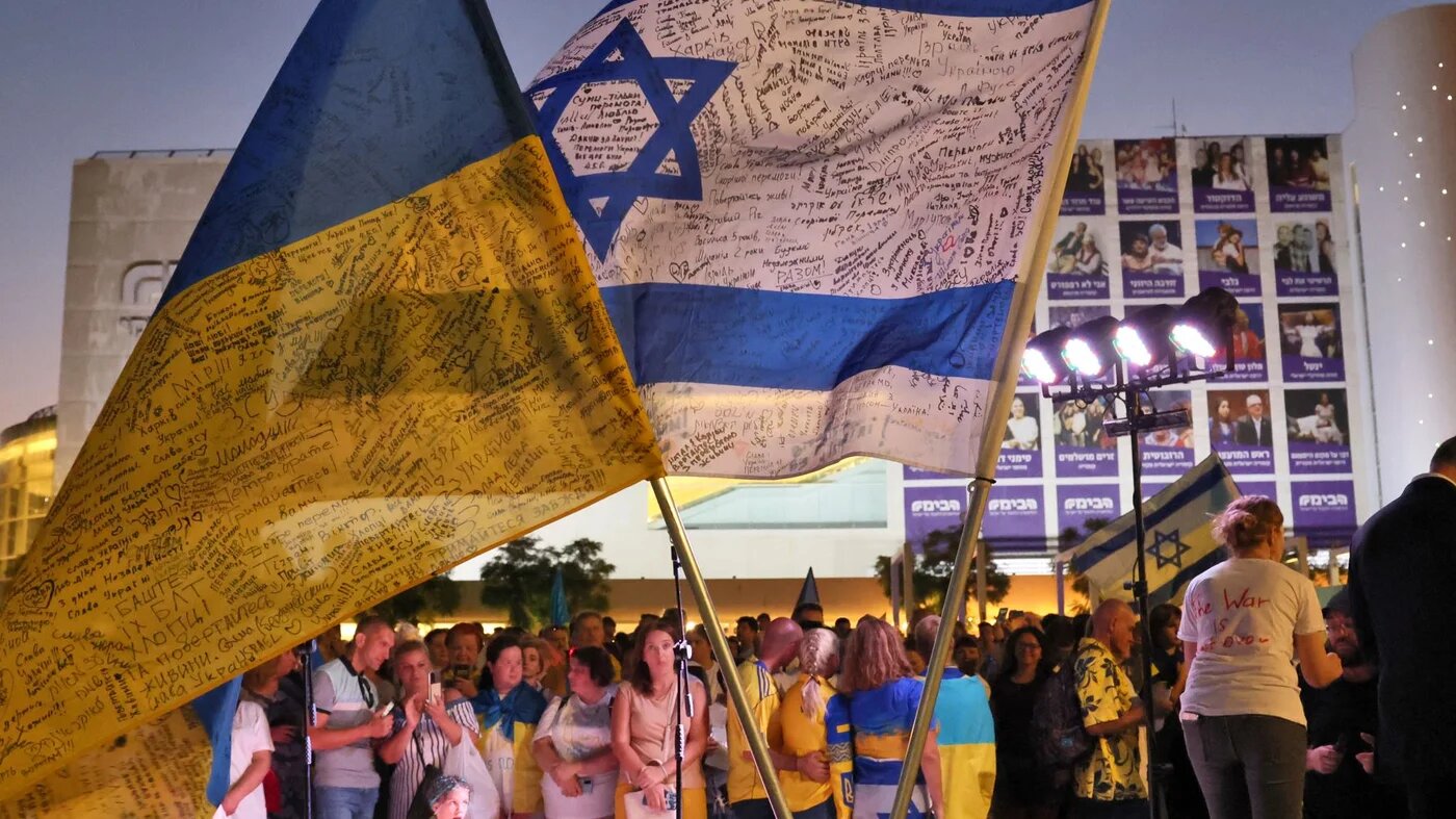 People gather in Tel Aviv to mark Ukraine's Independence Day from the Soviet Union in 1991, and the six-month anniversary of the Russian invasion of Ukraine, 24 August 2022 (AFP)