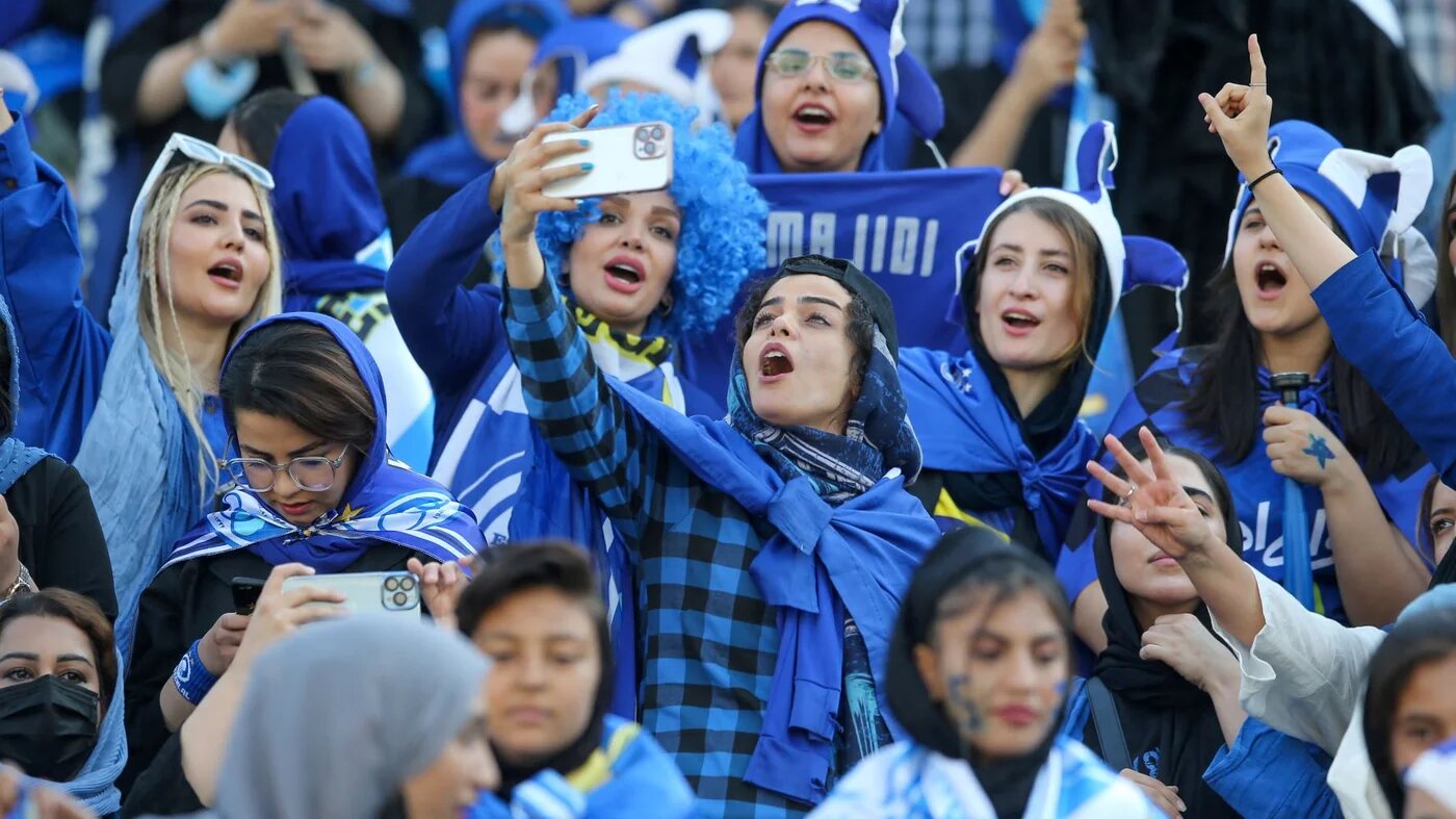 Des supportrices de l’Esteghlal FC soutiennent leur équipe au cours d’un match contre Mes Kerman au stade Azadi de Téhéran, le 25 août 2022 (AFP)