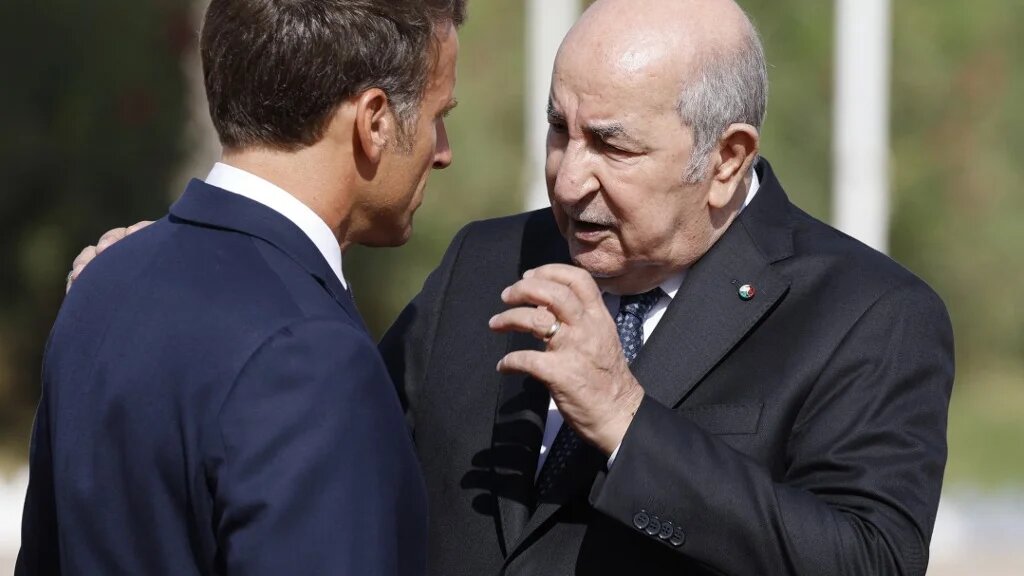 Discussion entre les présidents français et algérien, Emmanuel Macron et Abdelmadjid Tebboune, à l’aéroport d’Alger, au terme du voyage de Macron en Algérie, le 27 août 2008 (AFP/Ludovic Marin) 