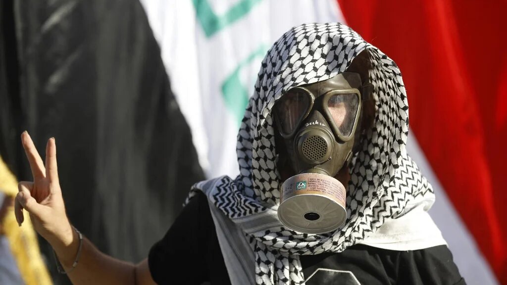 Un manifestant irakien pose pour une photo lors d’une manifestation sur le pont menant à la zone verte de haute sécurité de la capitale Bagdad, le 1er octobre 2022 (AFP/Ahmad Al-rubaye)
