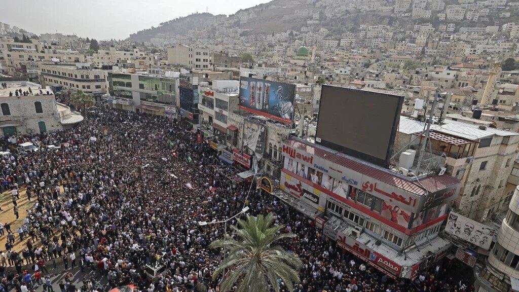 À Naplouse, une foule immense assiste aux funérailles de Palestiniens tués lors d’un raid israélien nocturne visant le groupe armé « la Tanière des lions », le 25 octobre 2022 (AFP/Jaafar Ashtiyeh) 