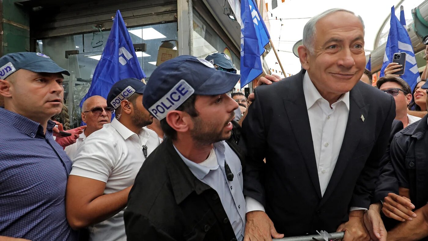 Benjamin Netanyahu visits the Tikva market in Tel Aviv ahead of the November general elections (AFP)