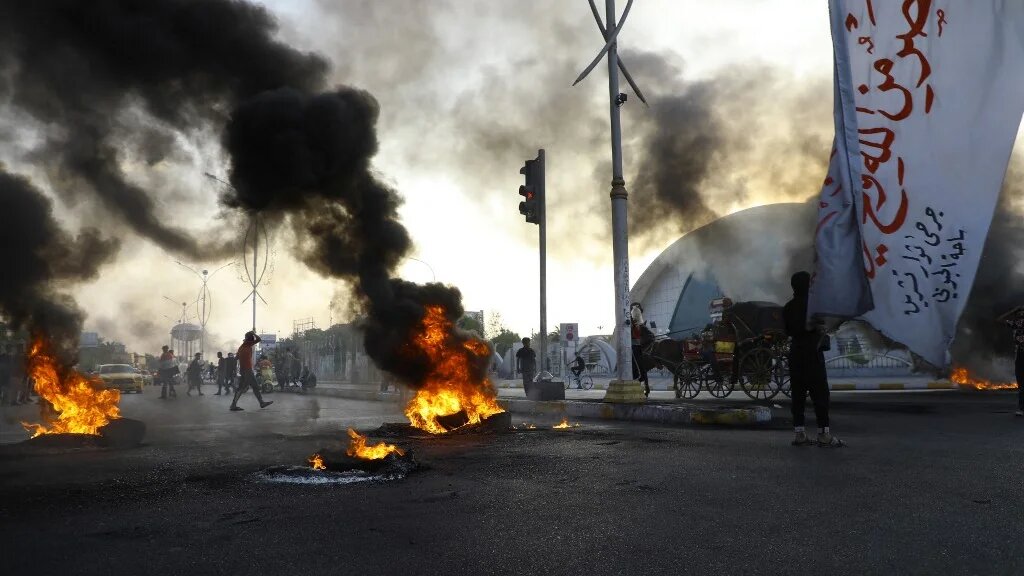 Des manifestants protestent contre l’approbation par le Parlement du gouvernement du Premier ministre Mohamed Shia Al-Soudani, dans la ville de Nasiriyah, le 28 octobre 2022 (AFP/Asad Niazi)