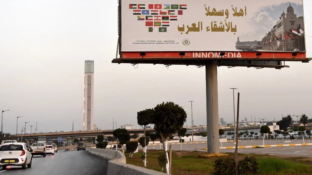 À l’occasion du sommet des chefs d’État arabes des 1er et 2 novembre 2022, une affiche à Alger annonce : « Bienvenue à nos frères arabes » (AFP/Fethi Belaid)