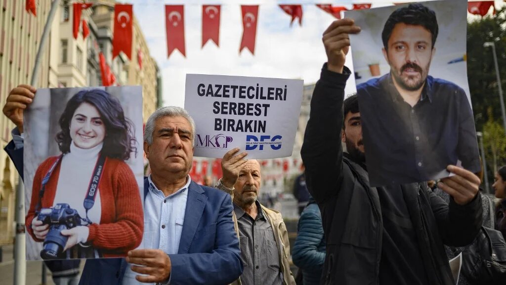 Des personnes participent à une manifestation contre l’arrestation de neuf journalistes travaillant pour des médias kurdes dont l’agence de presse Mezopotamya à Istanbul, le 31 octobre 2022 (AFP/Yasin Akgul)