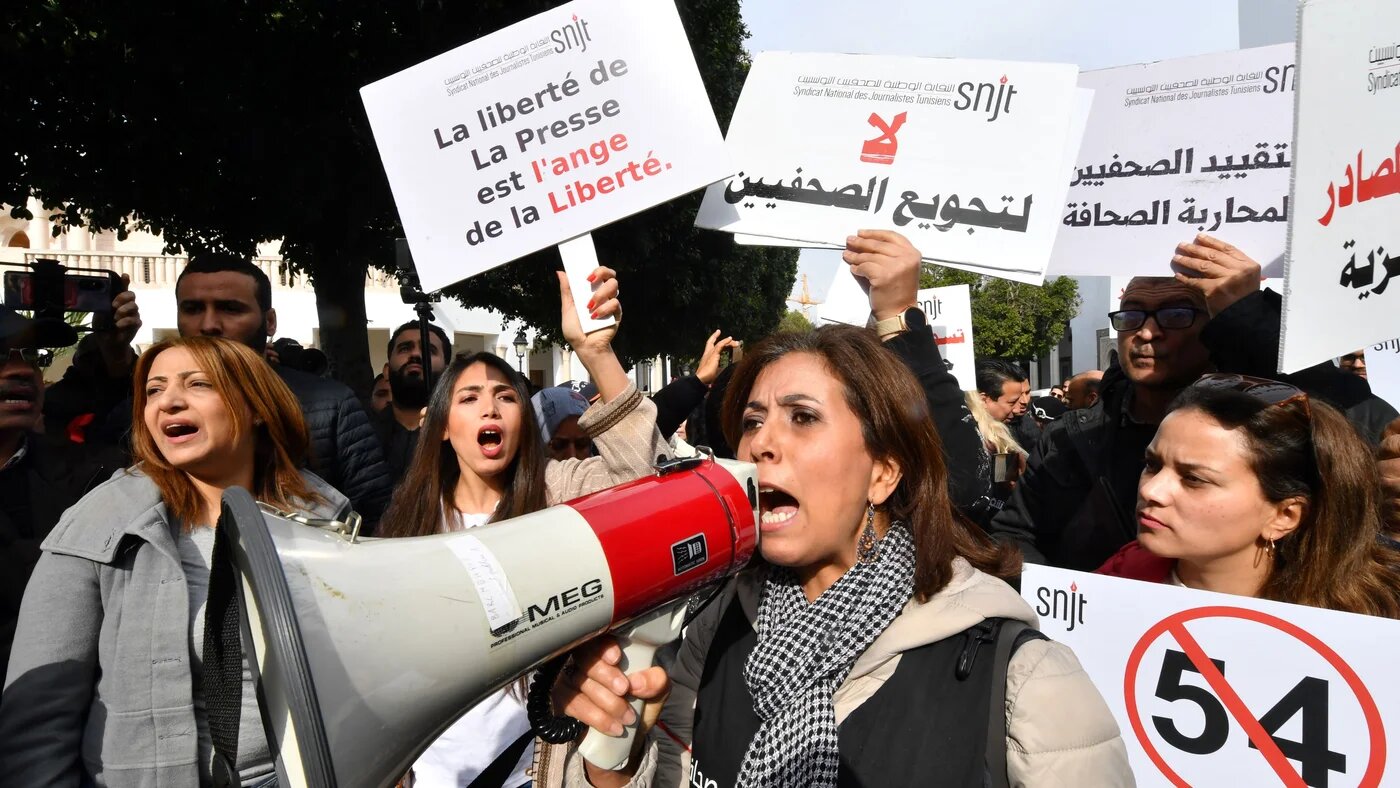 Tunisian journalists protest in front of the Prime Minister's office in the capital Tunis on February 16, 2023, in defence of freedom of expression and against the persecution of journalists (AFP)