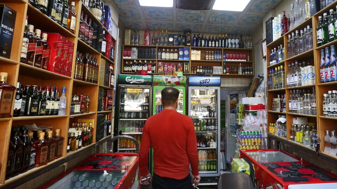  In this file photo taken on February 23, 2023, a man walks inside a liquor shop in Baghdad. Iraq's customs authorities announced on March 4, 2023, the official ban on the import, sale and manufacture of alcoholic beverages (AFP)
