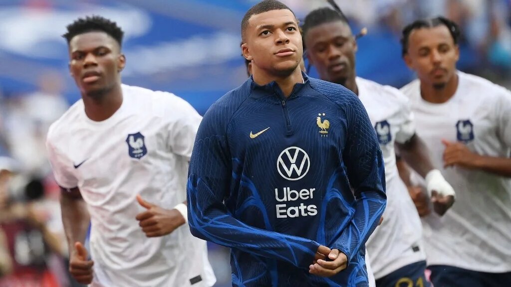 « Ce sont vos biens que vous détruisez, vos quartiers, vos villes, vos lieux d’épanouissement et de proximité », ont écrit plusieurs joueurs de l’équipe de France, dont Kylian Mbappé (AFP/Franck Fife)