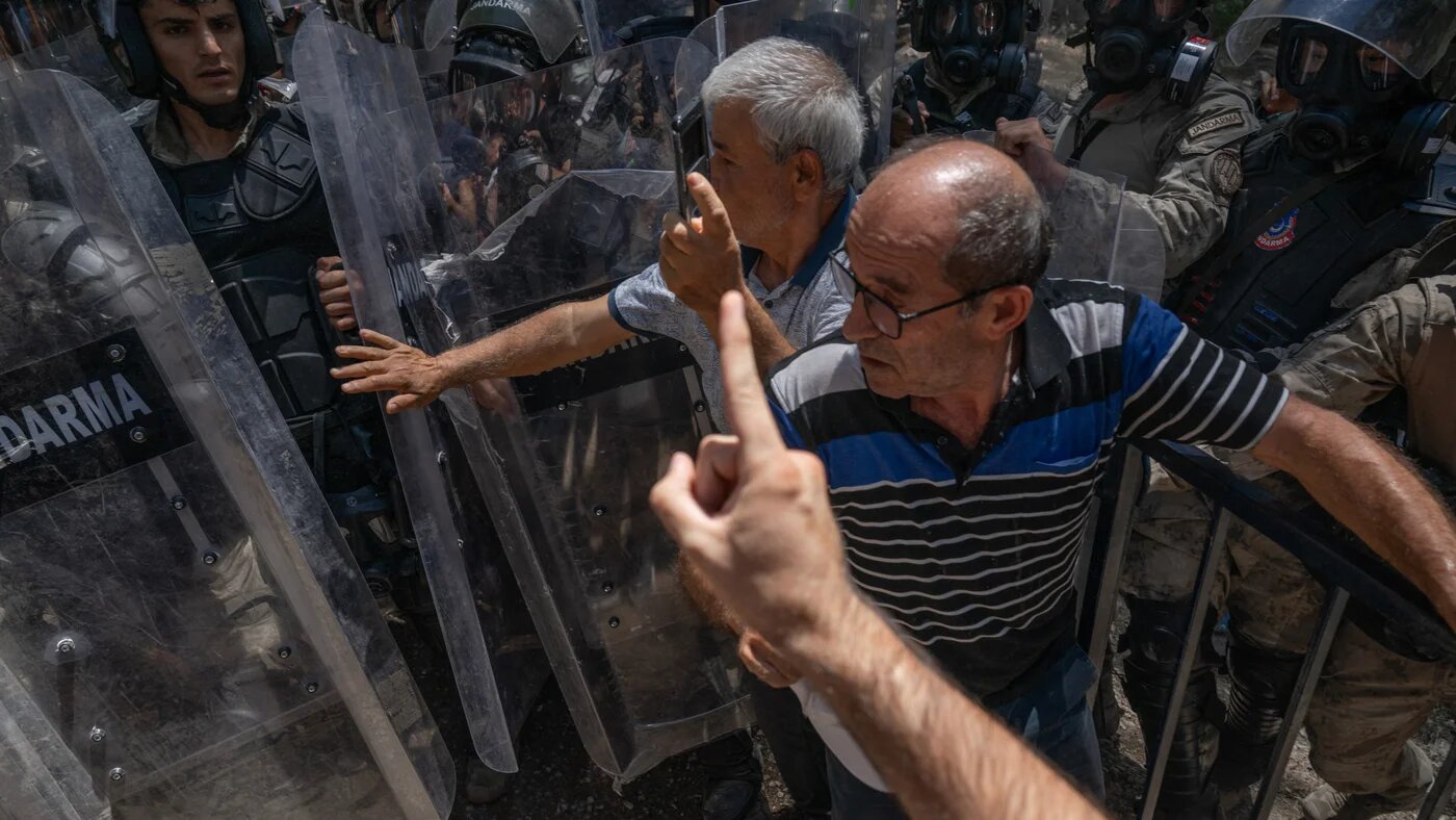 Turkish soldiers of the Gendarmerie General Command push back demonstrators during clashes in Ikizkoy, in the Milas district of the Province of Mugla, on 28 July 2023 (AFP)