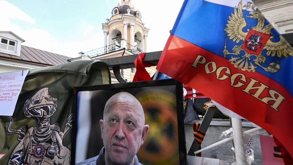 Cette photographie, prise le 27 août 2023, montre un portrait du défunt chef du groupe paramilitaire Wagner, Evgueni Prigojine, exposé sur un mémorial improvisé à Moscou (AFP/Natalia Kolesnikova)