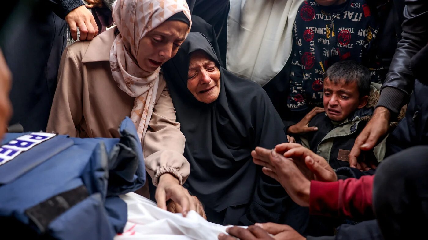 KhanYounis-Gaza-PalestiniansMournJournalistIsraeliStrike-16JAN2025-AFP-BASHARTALEB 