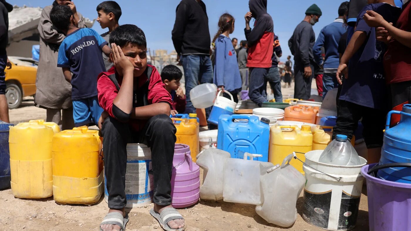 Palestinians attempt to collect water at a camp for displaced people in Gaza City on 20 May 2025 (AFP/Bashar Taleb)