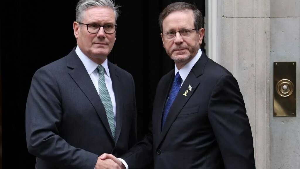 UK Prime Minister Keir Starmer (L) greets Israeli President Isaac Herzog (R) on the steps of 10 Downing Street in central London on 10 September 2025 (AFP)