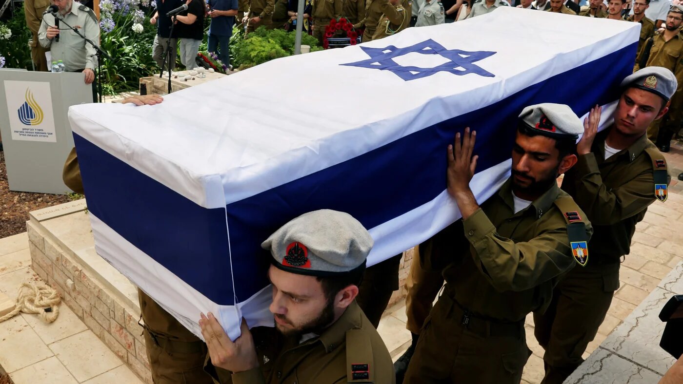 Israeli troops carry the coffin of an Israeli soldier killed in the Gaza Strip on 26 June 2025 (AFP/Jack Guez)