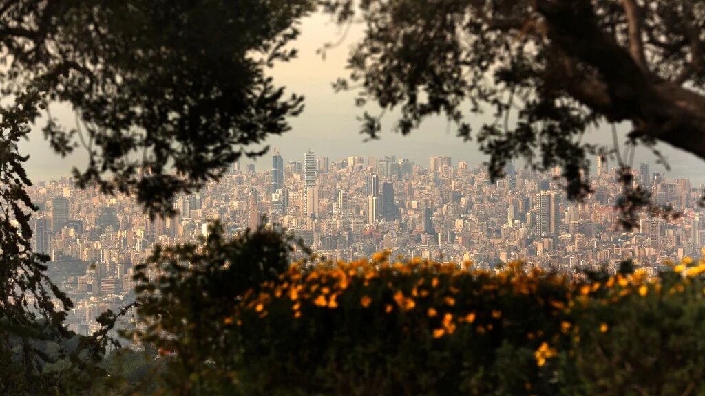 Une vue sur la capitale libanaise, Beyrouth, depuis la ville de Roumieh, dans la région de Metn (AFP/Patrick Baz)