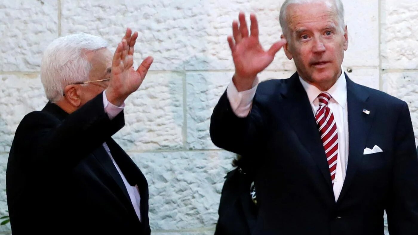 Joe Biden (à droite), alors vice-président des États-Unis, en compagnie du président palestinien Mahmoud Abbas le 9 mars 2016 à Ramallah, en Cisjordanie occupée (AFP)