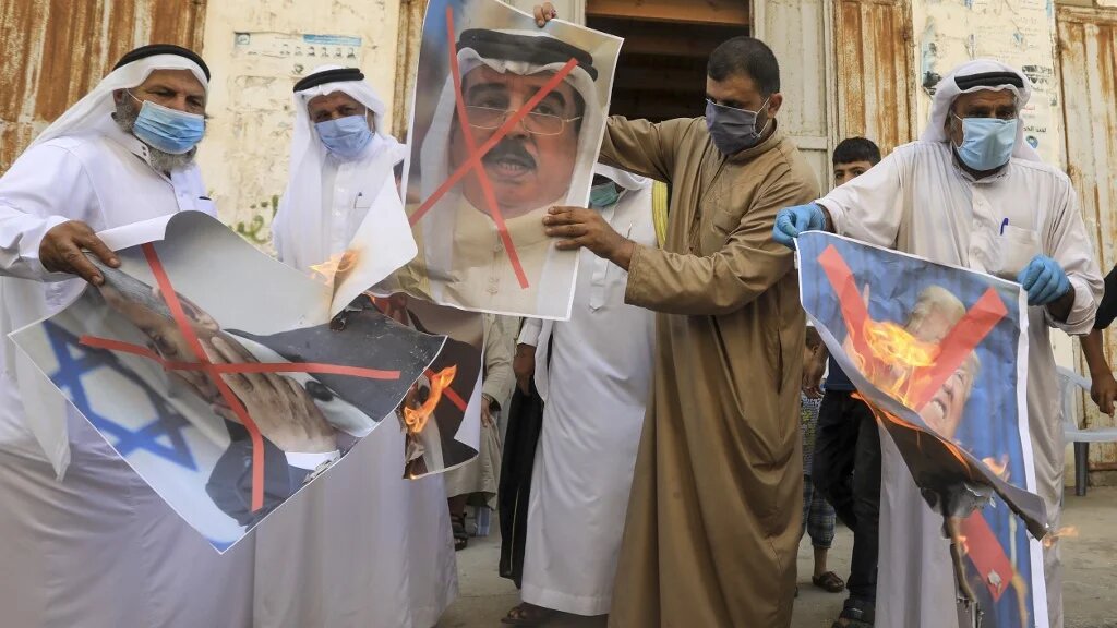 Des Palestiniens à Gaza brûlent la photo du roi de Bahreïn (AFP)