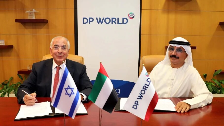Le président de DP World Sultan Ahmed ben Soulayem signe un accord avec le numéro un de DoverTower, l’Israélien Shlomi Fogel, le 16 septembre 2020 à Dubaï (AFP)