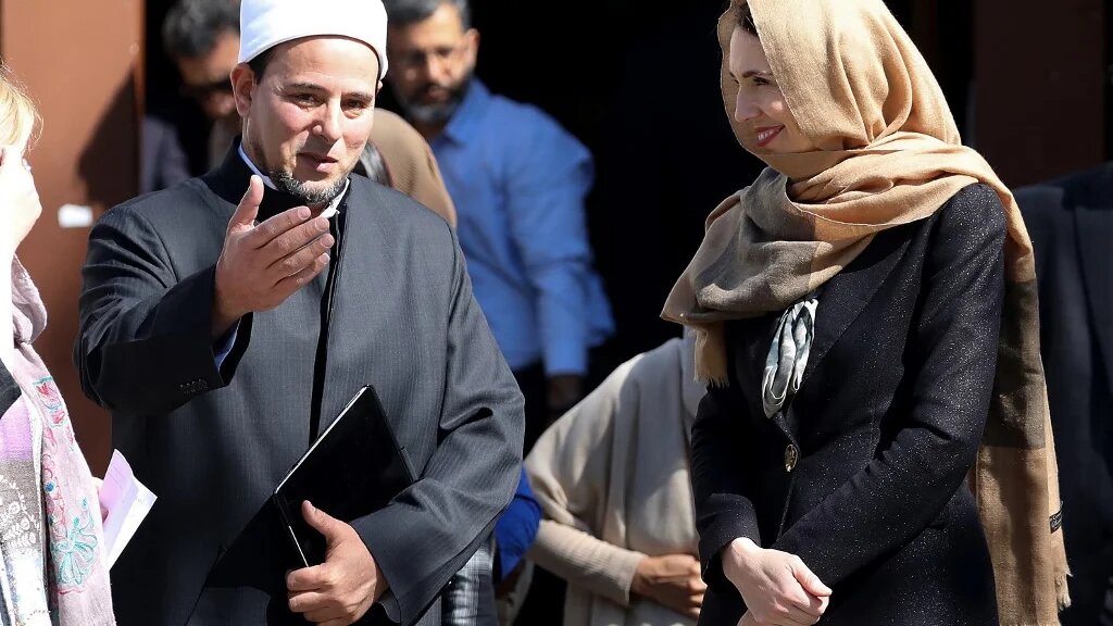 Jacinda Ardern (R) walks with Gamal Fouda (L), the imam of the Al Noor mosque