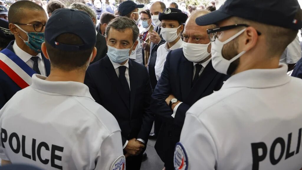 Depuis l’assassinat de Samuel Paty, « plus de 80 enquêtes » ont été ouvertes contre « tous ceux qui de façon apologique ont expliqué d’une manière ou d’une autre que ce professeur l’avait bien cherché », a déclaré Gérald Darmanin (à droite) sur Europe 1 (AFP)