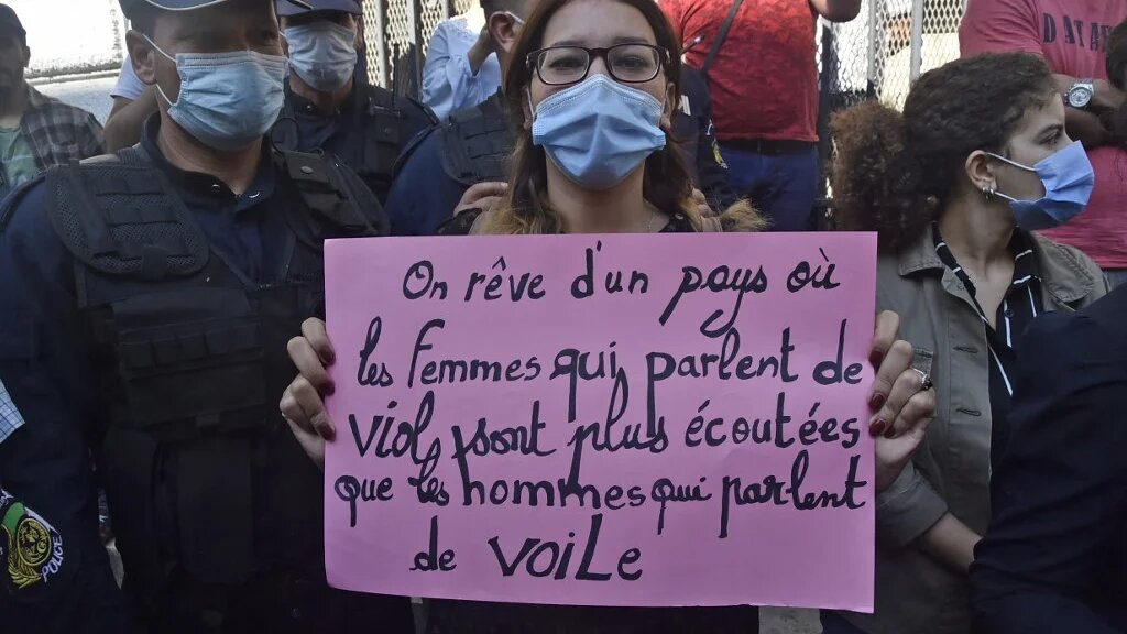 Une féministe lors d’une manifestation à Alger pour dénoncer les féminicides, le 8 octobre 2020 (AFP/Ryad Kramdi)