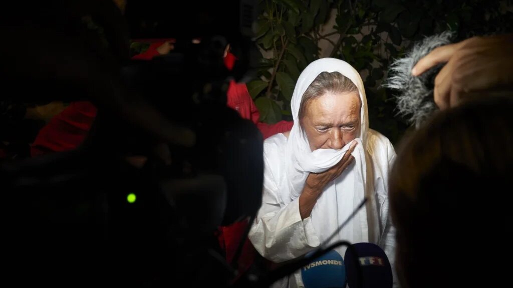 Sophie Pétronin, le 8 octobre 2020, à Bamako avec son fils juste après sa libération (AFP)