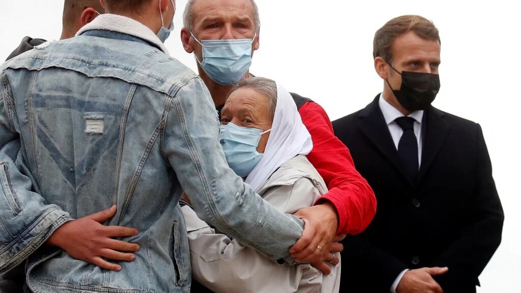 Sophie Pétronin à son arrivée en France, le 9 octobre 2020, accueillie par sa famille et le président Emmanuel Macron (AFP/Gonzalo Fuentes)
