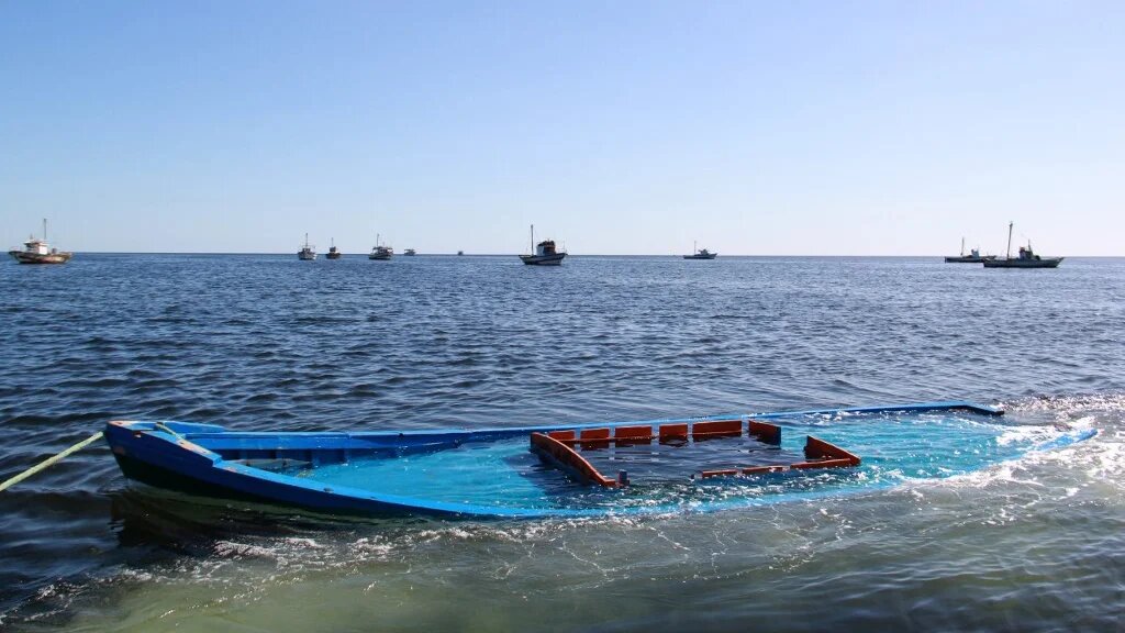 Une photo prise le 13 octobre 2020 montre un bateau qui transportait 29 personnes et a coulé au large des côtes tunisiennes (AFP)