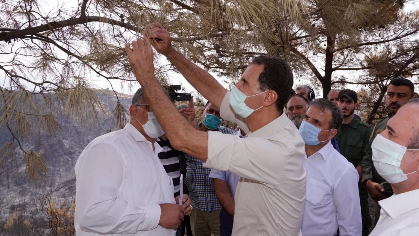 Document diffusé sur la page Facebook de la présidence syrienne, le 13 octobre 2020, montrant le président Bachar al-Assad visiter le village de Kafr Dabil dans la province syrienne de Lattaquié (AFP)