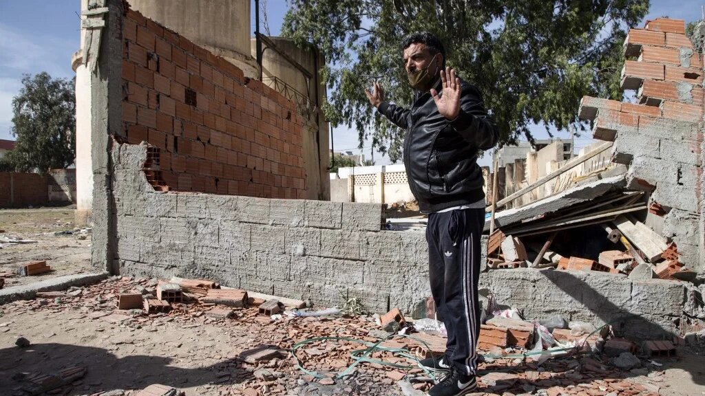 Un homme se tient sur les lieux où un Tunisien de 49 ans est mort lorsque les autorités ont démoli un kiosque illégal, un jour plus tôt, dans la ville de Sbeitla, dans la province de Kasserine, le 14 octobre 2020 (AFP)