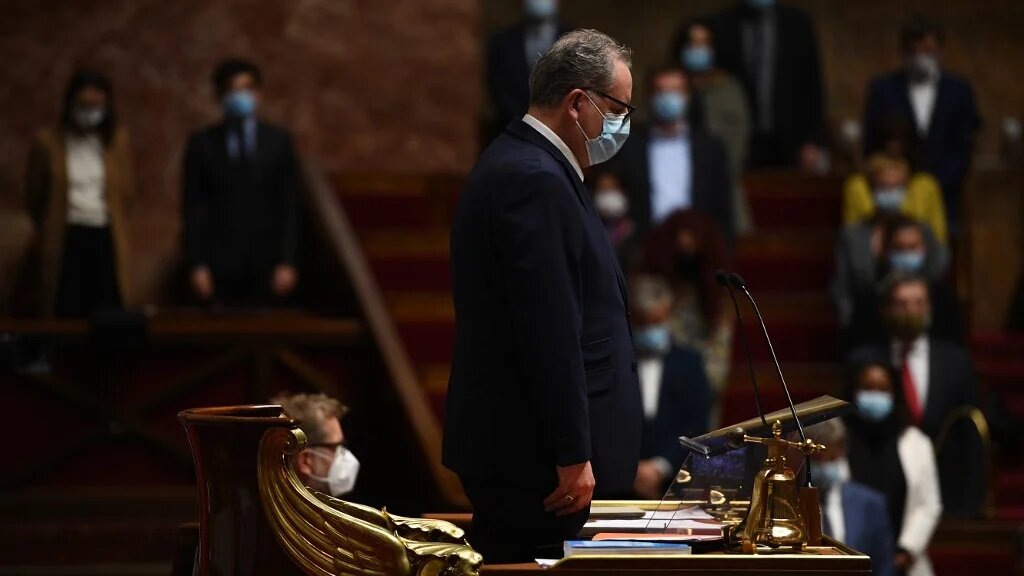 Le président de l’Assemblée nationale Richard Ferrand observe une minute de silence en hommage à Samuel Paty, le 20 octobre 2020 (AFP)