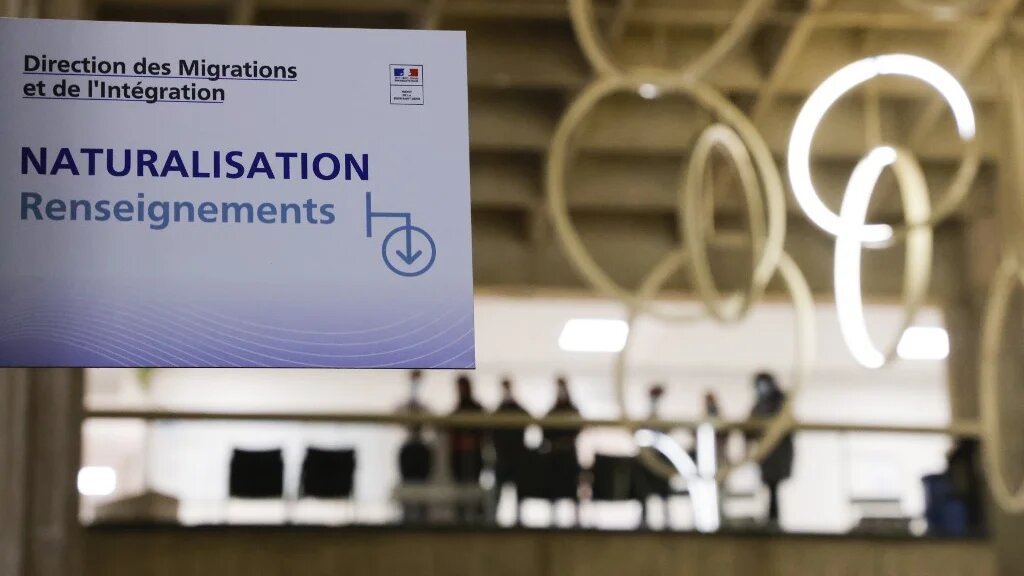 La dématérialisation des services administratifs pour les étrangers complique les démarches de régularisation et de naturalisation. Depuis le début de la crise sanitaire, certaines préfectures ne délivrent plus de rendez-vous sur internet (AFP)