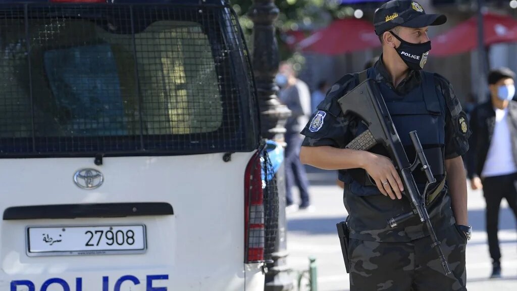 Un membre des forces de sécurité tunisiennes monte la garde sur l’avenue Habib Bourguiba à Tunis, le 29 octobre 2020 (AFP)