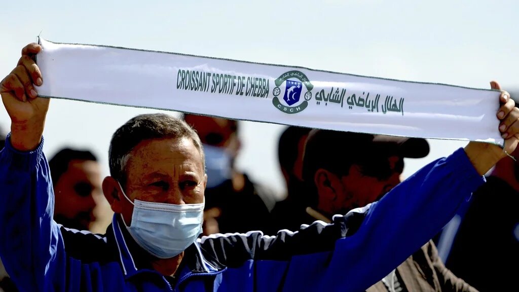 Légende : Les fans tunisiens du CS Chebba manifestent au port méditerranéen de Chebba en Tunisie le 29 octobre 2020 (AFP)