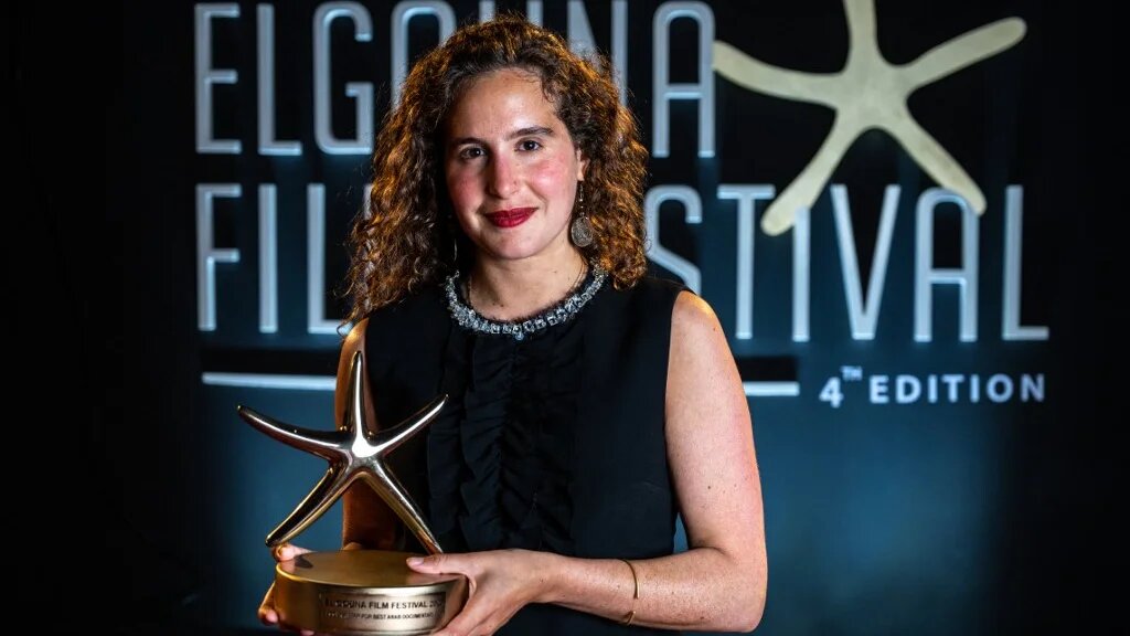 Lina Soualem pose avec son trophée du meilleur documentaire arabe du Festival de cinéma égyptien d’El Gouna, le 30 octobre 2020 (AFP/Ammar Abd Rabbo)