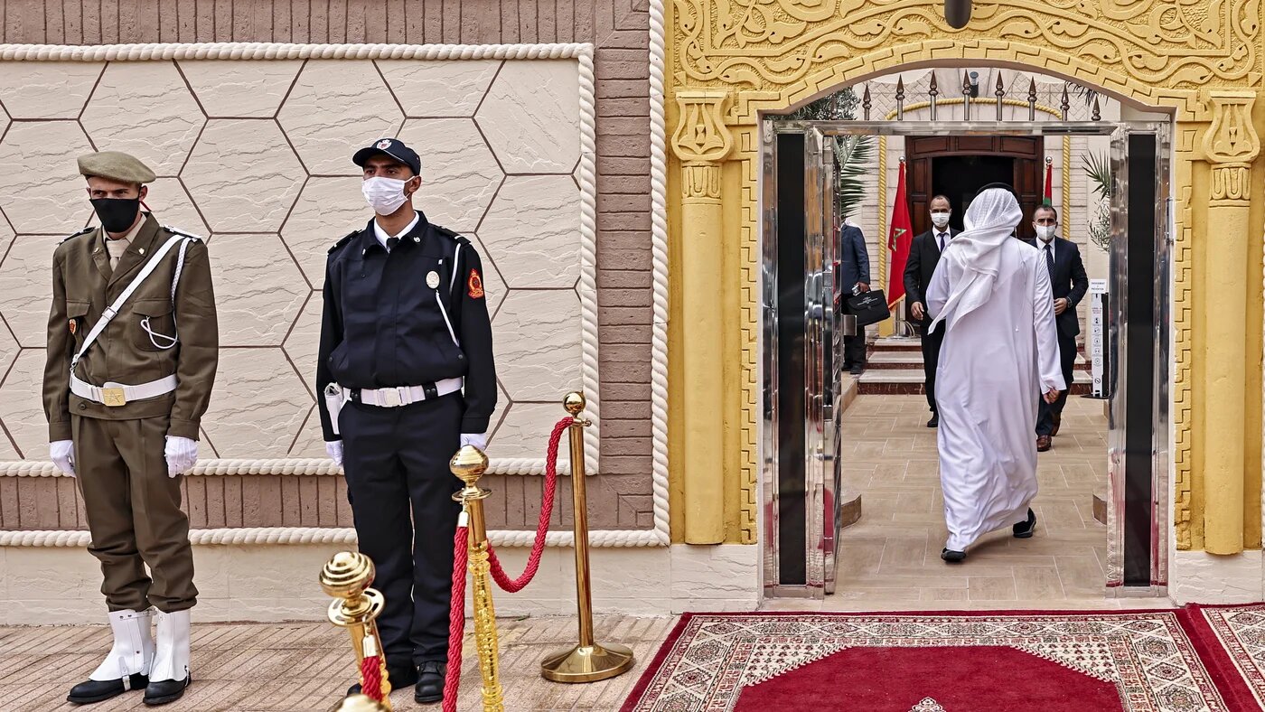 Des agents de sécurité devant le nouveau consulat des Émirats arabes unis à Laâyoune, la principale ville de la région marocaine contestée du Sahara occidental, le 4 novembre 2020 (AFP)