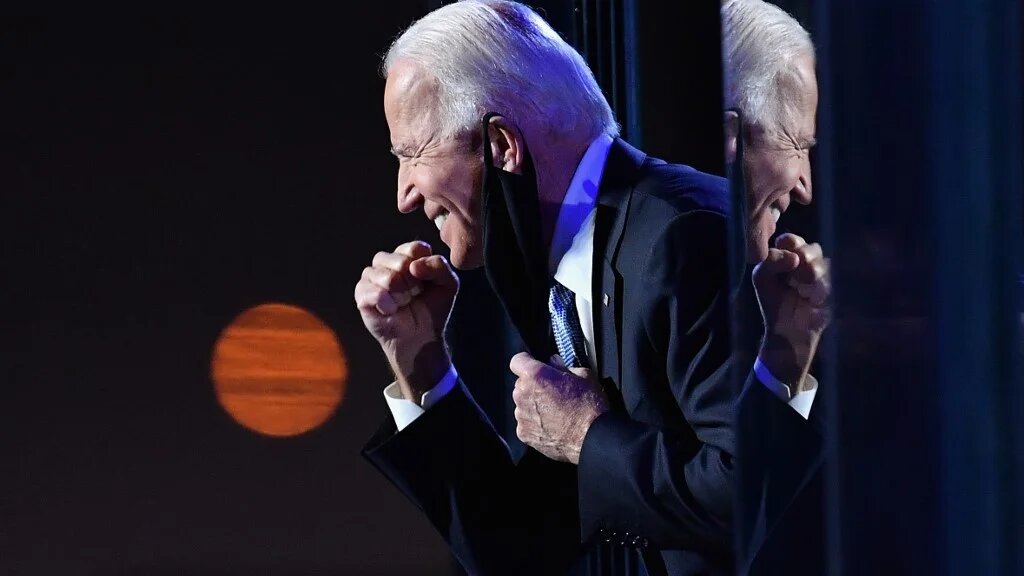 Quelques heures après l’annonce des résultats de l’élection, devant une foule en liesse rassemblée en « drive-in », le démocrate a appelé les Américains à ne plus traiter leurs « opposants comme des ennemis » (AFP)