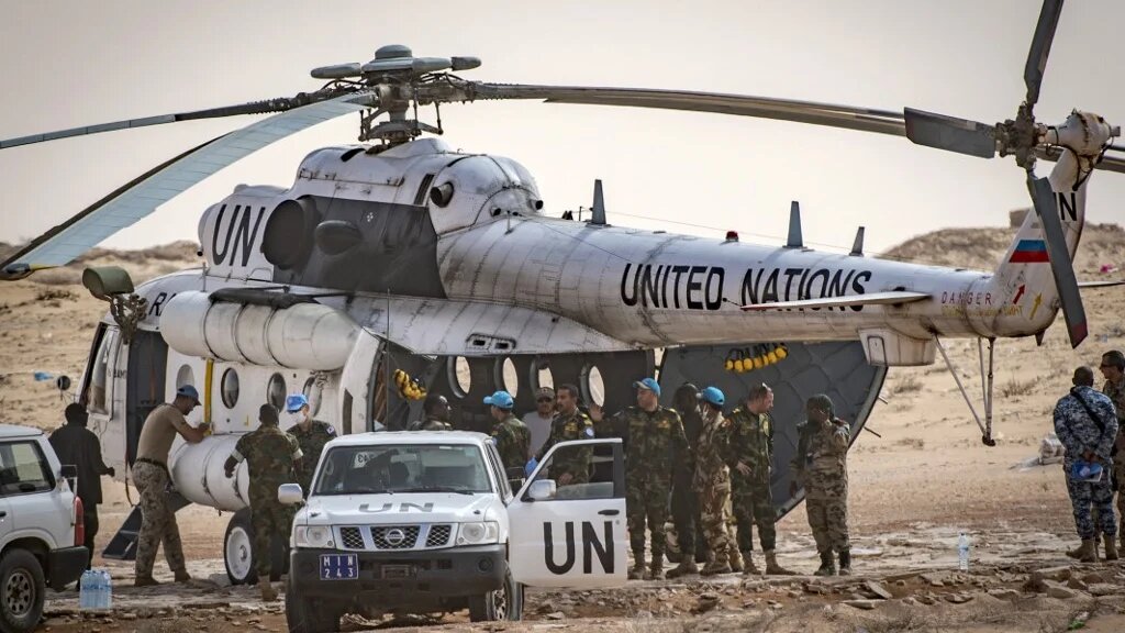 Le personnel de la MINURSO au point de passage de Guerguerat, entre le Maroc et la Mauritanie, le 25 novembre 2020 (AFP/Fadel Senna)