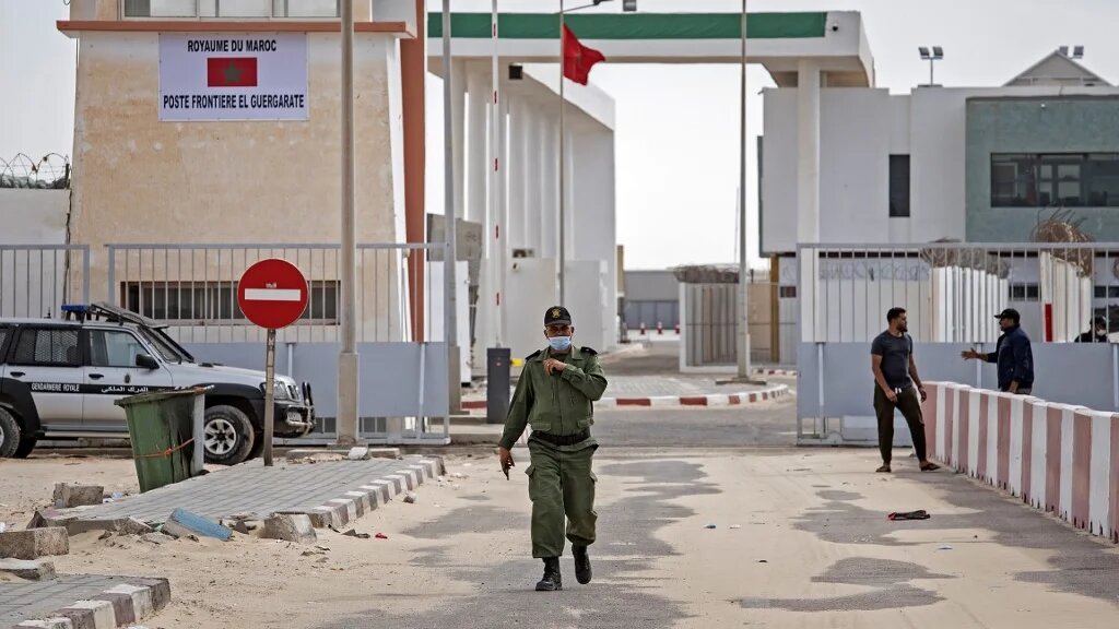 Un officier de l’armée marocaine à proximité du poste frontalier de Guerguerat, le 26 novembre 2020 (AFP)